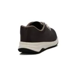 Championes deportivos color café con cordones y suela blanca.