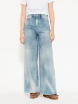 Pantalón de jean celeste de pierna ancha, tiro medio y corte holgado.