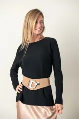 Buzo color verde azulado de tejido de punto fino con frente acanalado y bolsillo con botón de strass.