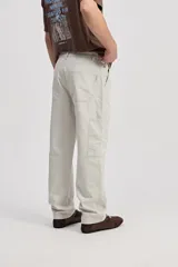Pantalón cargo baggy color blanco de 100% algodón, con bolsillos laterales y caída suelta de estilo urbano.
