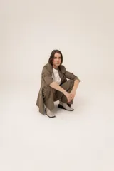 Blazer marrón con estampado a cuadros, de corte clásico y solapas de muesca.