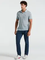 Polo celeste con textura de lino, manga corta, cuello clásico y logo bordado en el pecho.