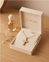 Collar de acero con baño de oro, compuesto por una cadena fina y un dije de cruz con incrustación de nácar.