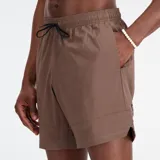 Short deportivo marrón de poliéster elástico con tecnología NB DRY, tiro de 17,7 centímetros y cintura con cordón de ajuste.