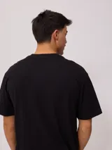 Remera verde agua lisa de corte holgado y mangas cortas.