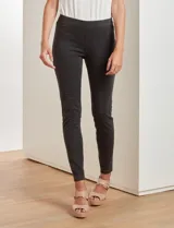 Jegging negro con pretina elastizada, bolsillos simulados delanteros y bolsillos aplicados traseros.