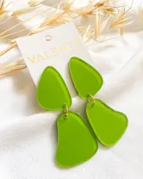 Aros colgantes con dos piezas de acrílico verde lima con forma irregular unidas por un aro dorado.