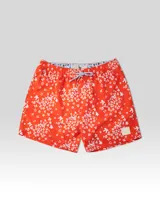 Short de baño rojo con estampado de flores blancas, cintura elástica con cordón ajustable, dos bolsillos laterales, un bolsillo trasero con cierre, suspensor de malla fina hipoalergénica y protección UV50.