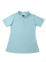 Remera tipo polo roja de manga corta con cuello clásico y tapeta con botones.