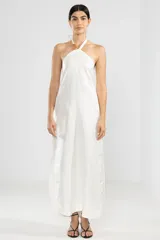 Vestido largo blanco de lino con hilo metalizado, corte recto y escote halter con cordón ajustable y detalle de insignia de tigre removible.