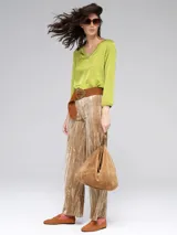 Pantalón palazzo de terciopelo color dorado con rayas verticales.