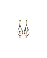 Pendientes colgantes de diseño geométrico, compuestos por una estructura de cuero negro en forma de gota doble y detalles de esferas irregulares en aleación de metales con baño de oro 18k.
