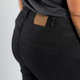 Pantalón de jean skinny negro con tiro alto y cierre frontal con botones.