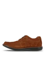 Zapato de cuero gamuzado color marrón, con diseño de costuras visibles en la puntera, cierre mediante cordones y suela de goma EVA en color negro.