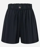 Short runner de corte evasé confeccionado en mezcla de viscosa y lino. Presenta cintura elástica con detalle de botón frontal, bolsillos laterales y bajo redondeado.