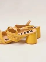 Sandalias de gamuza color bordó con taco bloque de charol, tiras con pespuntes artesanales en cuero y tira fina ajustable al tobillo.
