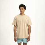 Remera color verde claro con cuello redondo y manga corta. Presenta un pequeño bordado de una flor y letras en el lado izquierdo del pecho.