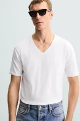 Camiseta blanca de algodón con elasticidad, corte slim fit, cuello en V y mangas cortas.