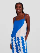 Musculosa azul con breteles finos ajustables y corte recto.