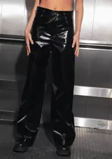 Pantalón de tiro medio-alto confeccionado en charol negro, con diseño de cinco bolsillos, cierre frontal con botón metálico y corte recto.