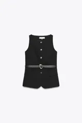 Chaleco negro de vestir, sin mangas, con cuello redondo y cierre frontal de botones metálicos dorados. Incluye dos bolsillos frontales con solapa y un cinturón negro a tono con hebilla metálica dorada.