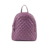 Mochila color lila de cuero sintético acolchado con diseño de rombos. Tiene acceso con cierre, dos compartimentos, un bolsillo interno con cierre y dos bolsillos internos abiertos. Las correas son regulables y los herrajes son plateados.
