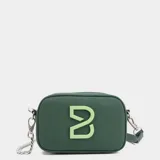 Mini cartera de hombro en color verde oscuro, confeccionada en cuero vegano con acabado engomado. Presenta un diseño rectangular con cierre superior y el logo de la marca en relieve en color verde claro en el frente. Incluye una correa con cadena metálica plateada y herrajes a tono.