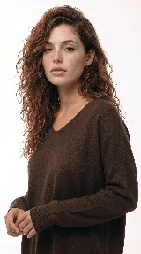 Sweater de tejido de punto fino color tostado, con cuello en V, mangas largas con puños acanalados y diseño de calce relajado.
