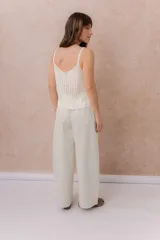 Pantalón de denim liviano color beige, de calce amplio y relajado con pierna recta. Cuenta con cintura elastizada, cordón regulable, bolsillos laterales y costuras delanteras verticales que estilizan la silueta.