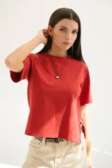 Remera de algodón color rojo con cuello redondo y mangas cortas.