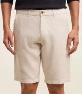 Bermuda de hombre en lino color gris claro, de corte recto, con textura discreta, bolsillos laterales y cierre frontal con botón y cremallera.