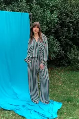 Pantalón de fibrana con diseño de rayas verticales en tonos rojos y blancos, de corte amplio y fluido.