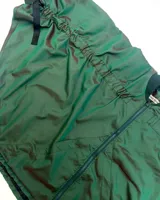 Campera corte bomber en tafeta color verde con jareta regulable delantera.