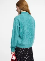Sweater de punto de cachemira color turquesa con cuello polo y cierre frontal de tres botones. Presenta una textura suave tipo pelo, manga larga y terminaciones acanaladas en puños y ruedo.