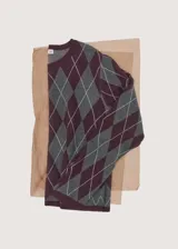 Sweater de punto con diseño de rombos estilo argyle en tonos bordó, gris y blanco, con cuello redondo y manga larga.
