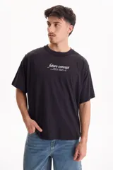 Bermuda de jean de algodón estilo baggy color negro.