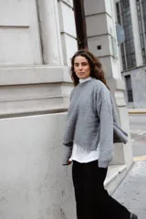 Buzo tejido en mohair de corte crop, con cuello redondo y tajos laterales. Diseño holgado con mangas largas.
