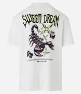 Remera de corte relajado, confeccionada en algodón, con cuello redondo y manga corta. Presenta un estampado frontal con la inscripción 'Sweet Dream' en estilo gótico y un estampado de escorpión en la espalda.