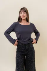 Remera de manga larga confeccionada en tejido de punto acanalado con elastano. Presenta un diseño liso con escote redondo y calce entallado.