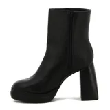 Bota de caña media para mujer de la marca Beira Rio, color negro. Confeccionada con acabado liso, cuenta con un taco alto grueso, plataforma delantera y punta redondeada.