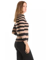 Buzo de tejido acanalado con diseño de rayas horizontales en color negro y beige, cuello redondo y manga larga.
