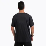 Remera deportiva de manga corta Merrell, color negro, con cuello redondo y logo de la marca estampado en el centro del pecho. Confeccionada en tejido elástico y transpirable con tecnología de secado rápido y protección UV.