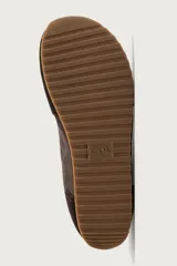Zapatilla deportiva estilo barefoot, color marrón, con diseño de paneles en combinación de materiales y detalles en serraje. Cuenta con puntera redondeada y ancha, cordones en color crema y suela fina de goma flexible en contraste.