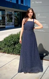 Falda larga de color azul marino con estampado de lunares blancos, corte evasé y cintura elastizada.