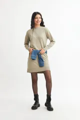 Vestido corto color verde oliva, de tejido de punto, con cuello redondo y mangas largas.