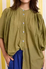 Short azul de lino, de tiro alto, con cintura elastizada y corte holgado.