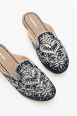 Zuecos negros con bordados dorados y canutillos. Taco de madera de 1,5 cm y forro interior de gamuza.