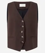 Chaleco femenino confeccionado en viscolino celeste, con escote en v, cierre por botones contrastantes y bolsillos delanteros.