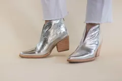 Bota corta plateada de cuero con taco de madera.