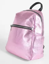 Mochila plateada de cuero sintético con cierre superior y bolsillo frontal con cierre. Tiene asa de mano y correas ajustables para los hombros.